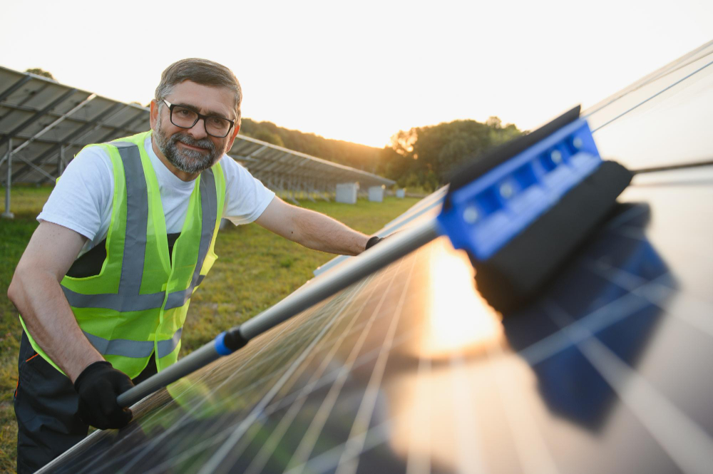 Spălarea eficientă a panourilor fotovoltaice