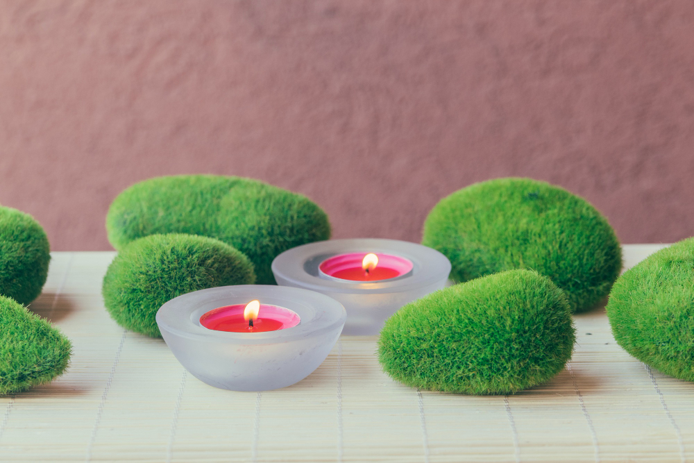 Decorul de grădină cu lumini solare și pietre decorative