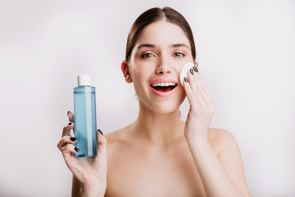 Cum să folosești corect tonerul facial în rutina ta zilnică