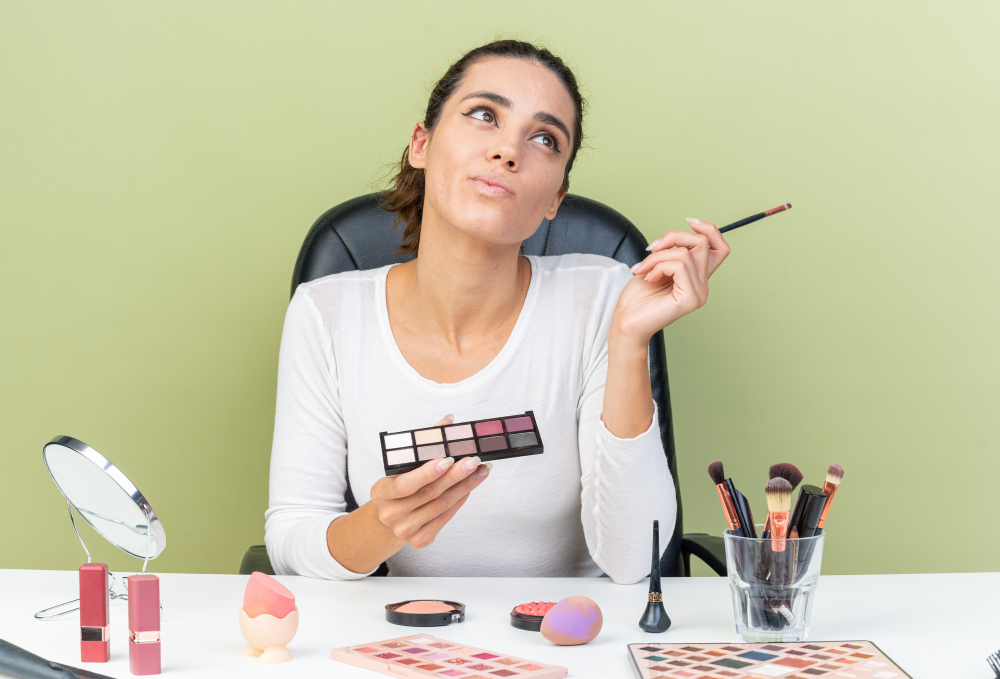 Cum îți creezi o trusă de machiaj practică, fără produse inutile